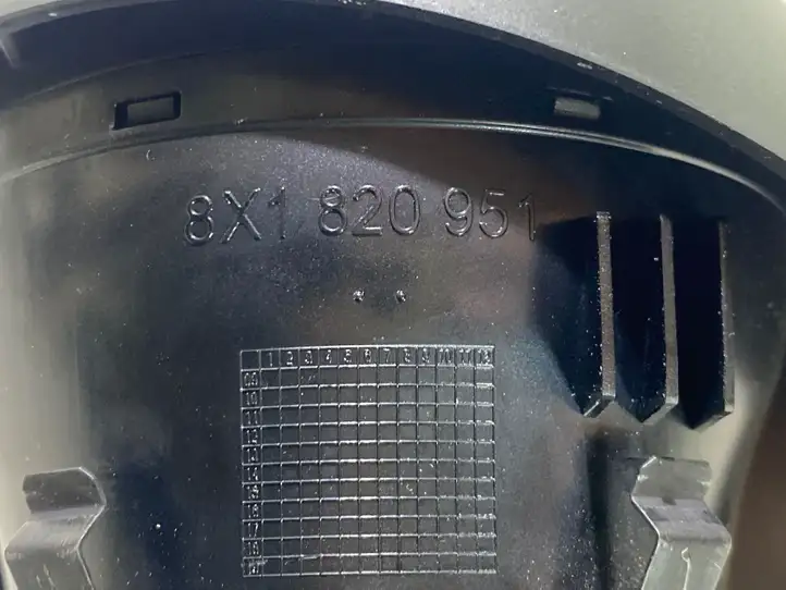 Audi A1 (2010 - 2014)  8X1820951 Центральный дефлектор