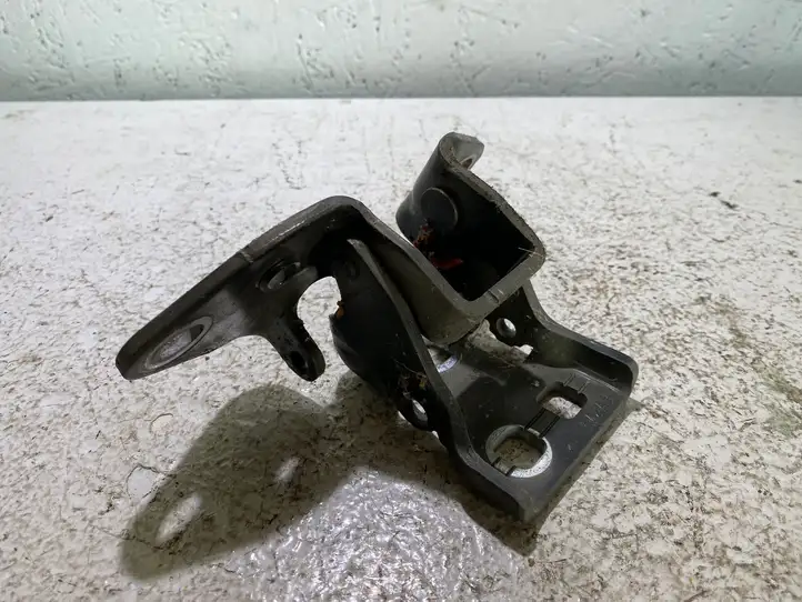 Dodge Challenger (2010 - 2014)   Верхняя петля передней двери