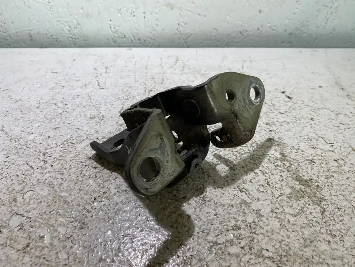 Dodge Challenger (2010 - 2014)   Верхняя петля передней двери