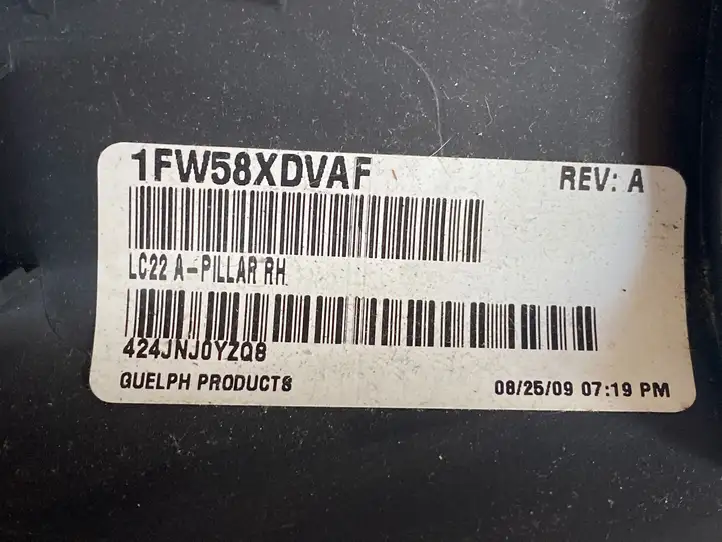 Dodge Challenger (2010 - 2014) 1FW58XDVAF Обшивка стойки A — фото 3