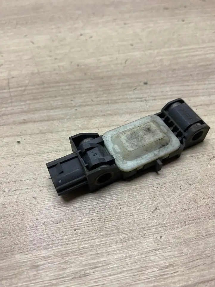 Nissan Note (E11) (2006 - 2014) 985829u00a Датчик удара SRS — фото 1