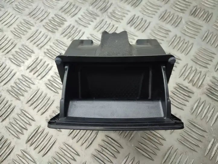 Skoda Octavia Mk3 (5E) (2013 - 2019)  5E0863284B Задняя пепельница