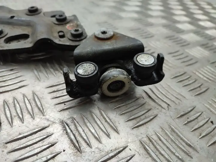 Ford B-Max (2012 - 2018)  AV11825001AG Нижняя направляющая ролика / нижняя петля