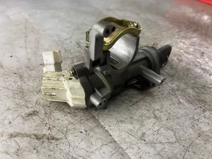 Kia Carens (2002 - 2006)   Замок зажигания