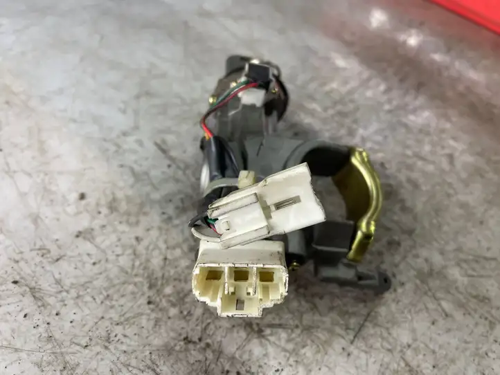 Kia Carens (2002 - 2006)   Замок зажигания