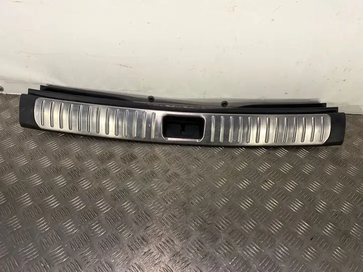 Kia Sportage (2016 - 2018) 85770D9500 Отделка порога багажника — фото 1
