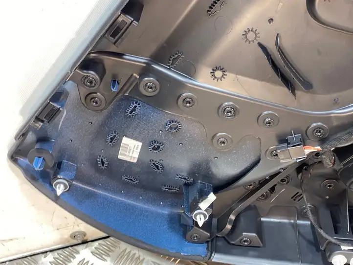 Mini Cooper Countryman F60 (2016 - 2020) 16631410 Обшивка задней двери — фото 7
