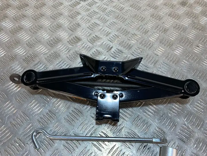 Mitsubishi Eclipse Cross (2018 - )   Домкрат (данкрат)