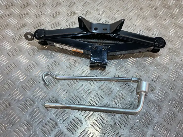 Mitsubishi Eclipse Cross (2018 - )   Домкрат (данкрат)