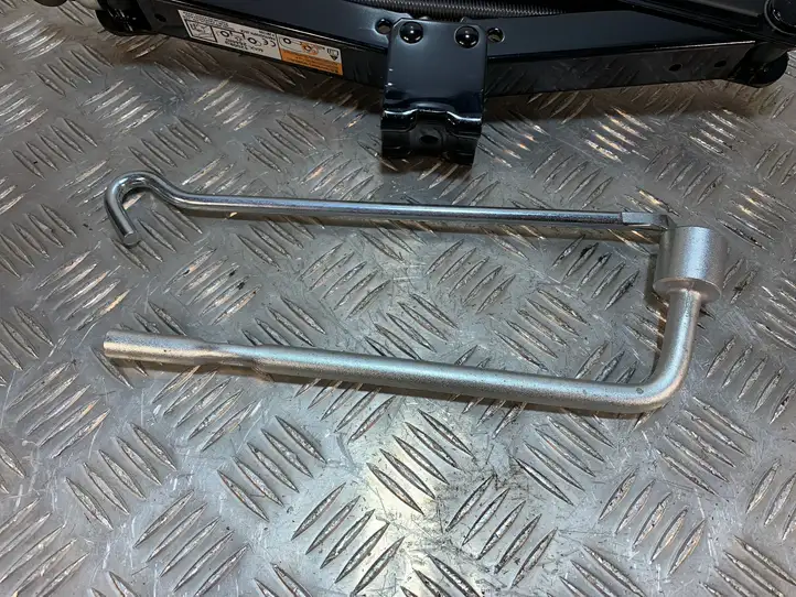 Mitsubishi Eclipse Cross (2018 - )   Домкрат (данкрат)