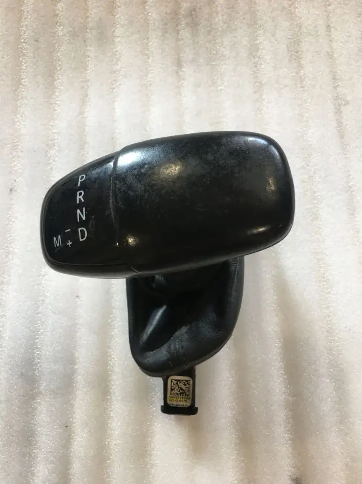 Dodge Challenger (2014 - )  5NH921XGAH Отделка рычага переключения передач (кожа, головка)