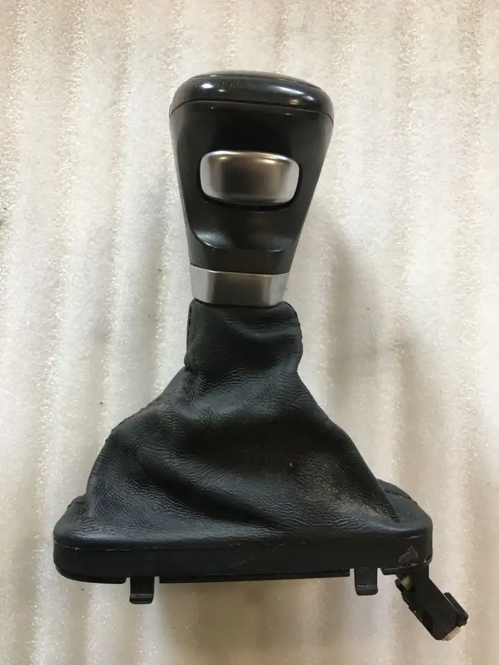 Dodge Challenger (2014 - )  5NH921XGAH Отделка рычага переключения передач (кожа, головка)