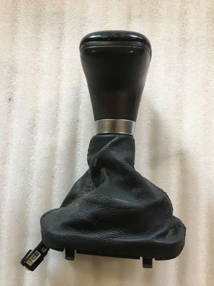 Dodge Challenger (2014 - )  5NH921XGAH Отделка рычага переключения передач (кожа, головка)