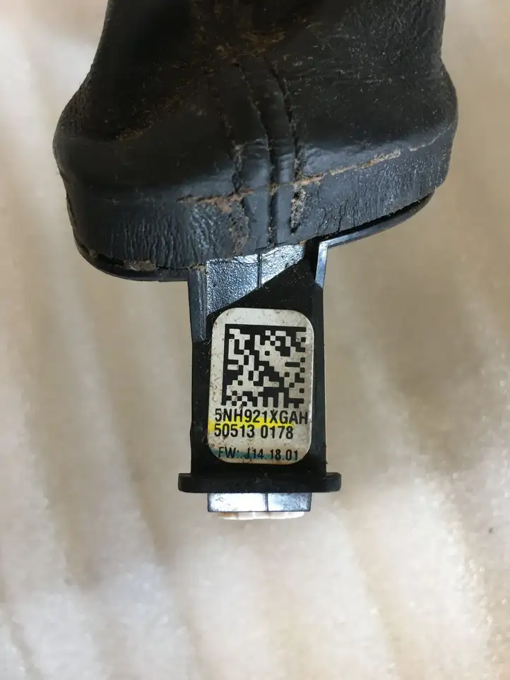 Dodge Challenger (2014 - )  5NH921XGAH Отделка рычага переключения передач (кожа, головка)