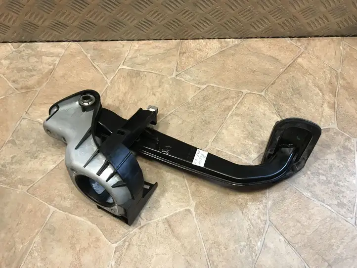 Mercedes-Benz C W204 (2007 - 2014) A2042902301 Тормозная педаль — фото 7