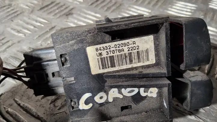 Toyota Corolla E120 E130 (2000 - 2004) 8433202090A Включатель аварийных фонарей — фото 3