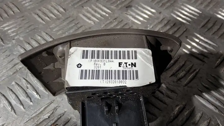 Chrysler PT Cruiser (2000 - 2010) 0UK931L8AA Кнопка стеклоподъемников — фото 3