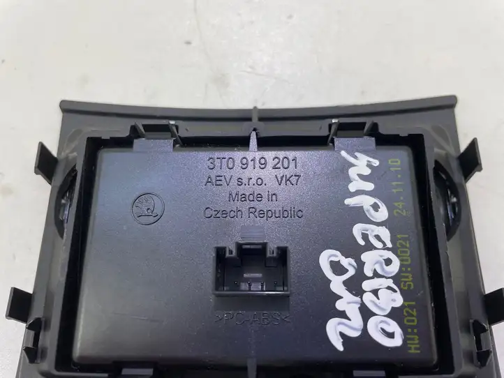 Skoda Superb B6 (3T) (2008 - 2015)  3T0919201 Часы