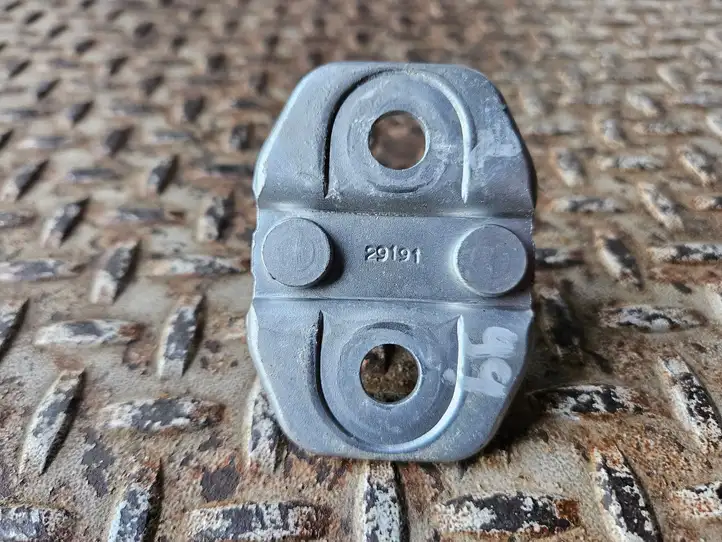 Dodge Durango (2013 - )   Петля замка задней двери