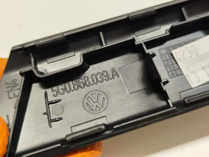 Volkswagen Golf VII (2013 - 2019) 5G0868039A Прочие детали салона — фото 3
