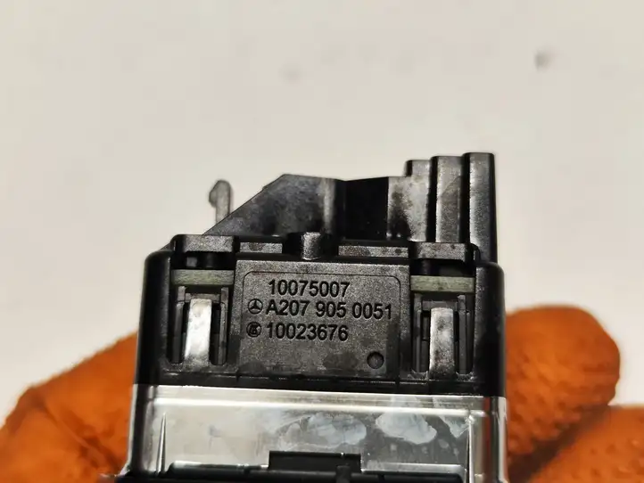 Mercedes-Benz E C207 W207 (2009 - 2017) A2079050051 Кнопка закрытия крышки багажника — фото 2