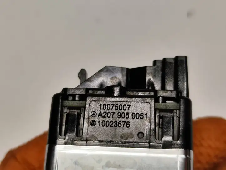 Mercedes-Benz E C207 W207 (2009 - 2017) A2079050051 Кнопка закрытия крышки багажника — фото 3