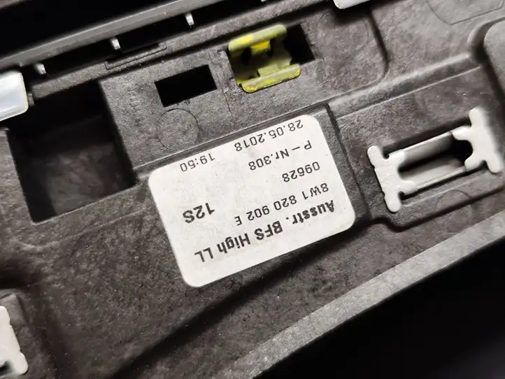 Audi A4 S4 B9 (2015 - 2019) 8W1820902F Центральный воздушный дефлектор — фото 9