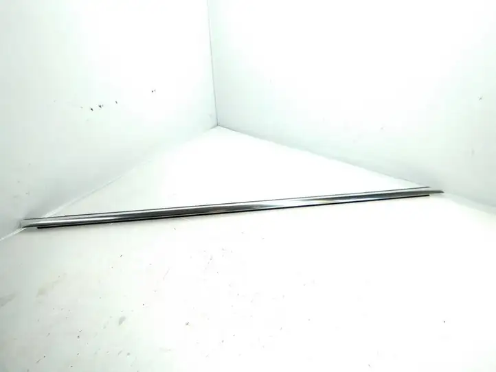 Volkswagen Touareg II (2010 - 2018)  7P0837476G Отделка стекла передней двери