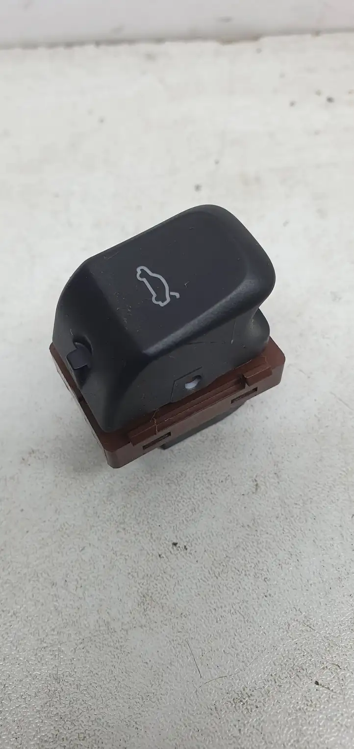 Audi A4 S4 B8 8K (2007 - 2011) 8K0959831 Кнопка закрытия крышки багажника — фото 1