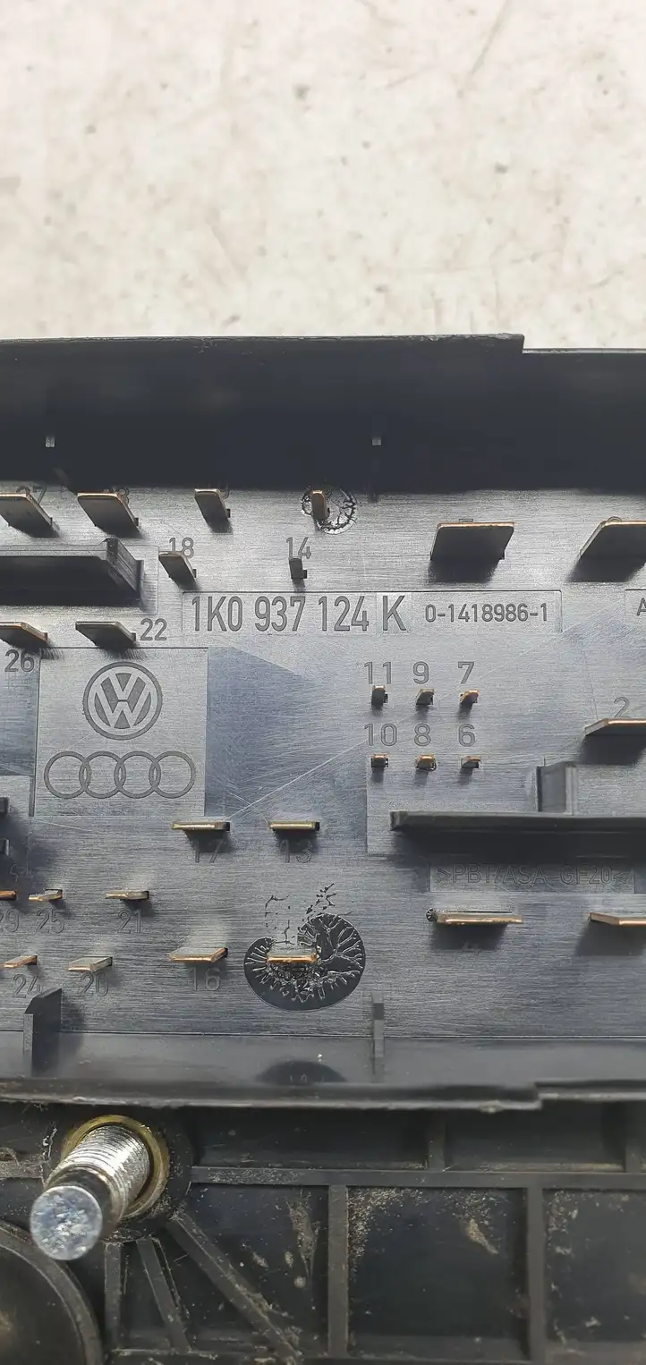 Volkswagen PASSAT B6 (2005 - 2010) 1K0937124K Блок предохранителей — фото 5