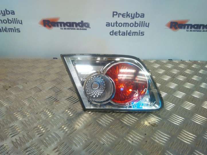 Mazda 6. (2002 - 2005)   Задний фонарь в крышке багажника