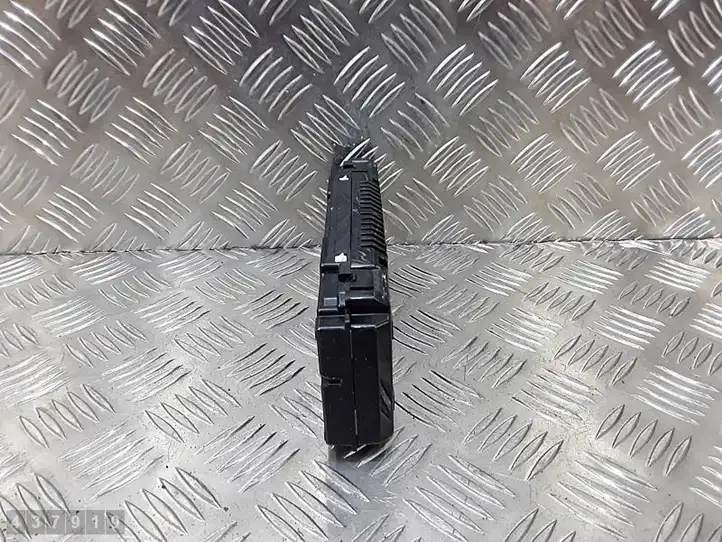 Opel Astra (2009 - 2012)  18781835 Экран/ дисплей / маленький экран