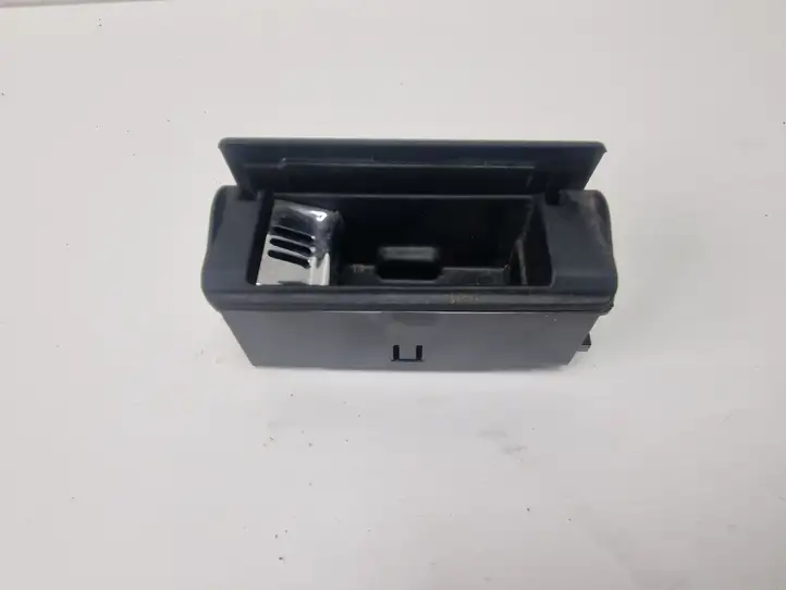 Audi A8 (2005 - 2007)  4E0857406E Передняя пепельница