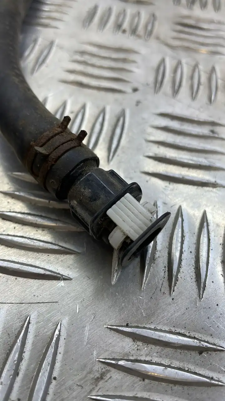 Audi A5 (2007 - 2011)   Шланг (шланги) оконной жидкости лобового стекла