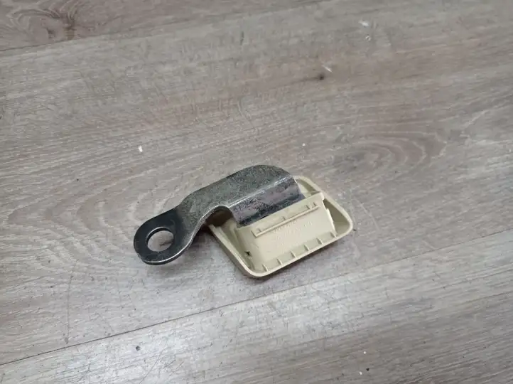 Volvo V70 (2007 - 2013) Держатель крепления сетки (в потолке) — фото 2