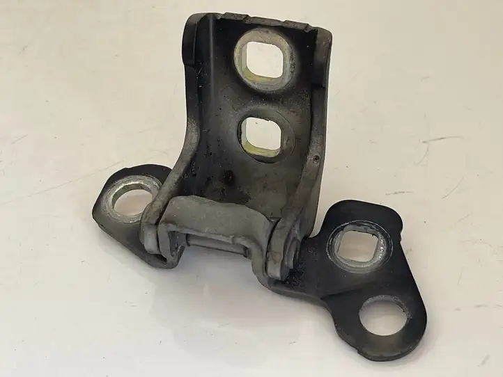 Renault Clio III (2005 - 2012)  205018 Верхняя петля передней двери