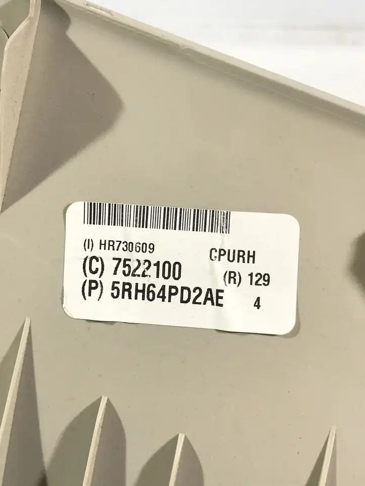Chrysler Pacifica (2016 - ) 5RH64PD2AE Обшивка стойки C — фото 2
