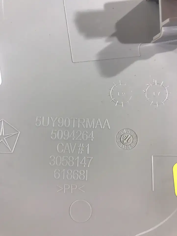Chrysler Pacifica (2016 - ) 5UY90TRMAA Отделка внутренней панели салона — фото 2