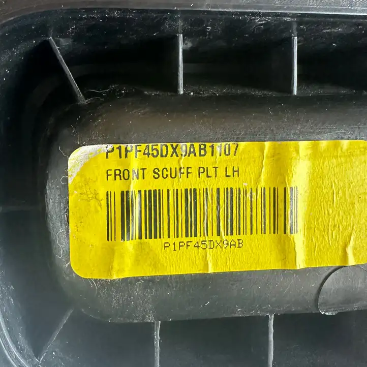 Dodge Grand Caravan (2007 - 2020) 1PF45TRM Внутренняя отделка переднего порога — фото 6