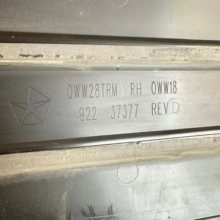 Chrysler Voyager (2004 - 2007)  92237377 Отделка (молдинг) передней двери