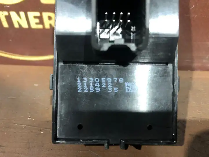 Opel Astra (2009 - 2012)  13305978 Кнопка стеклоподъемников