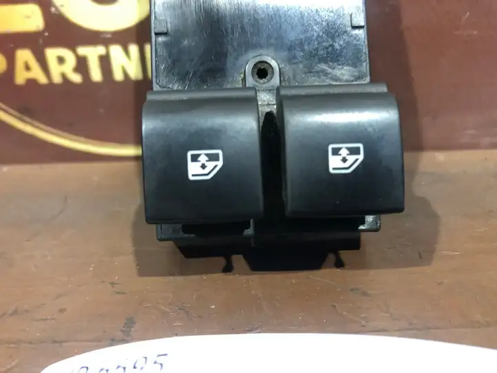 Opel Astra (2009 - 2012)  13305978 Кнопка стеклоподъемников