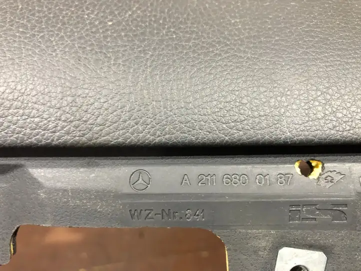 Mercedes-Benz E W211 (2002 - 2009) A2116800187 Нижняя отделка панели приборов — фото 4