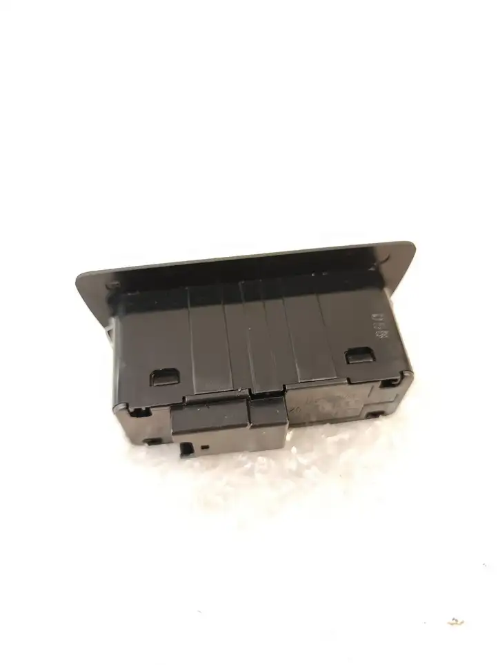 BMW 7 G11 G12 (2015 - 2022)  9275121 Кнопка закрывания багажника