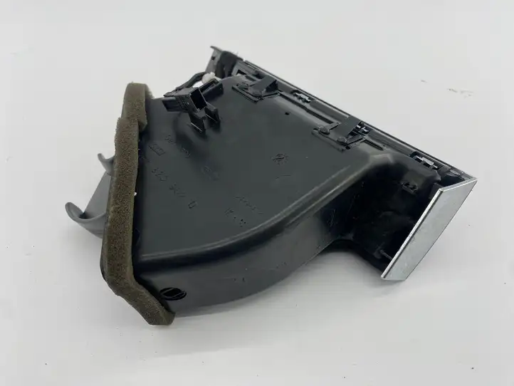 Audi A6 (2004 - 2008)  4F1820902D Центральный дефлектор