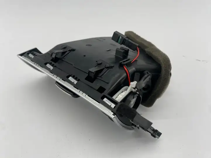 Audi A6 (2004 - 2008)  4F1820902D Центральный дефлектор