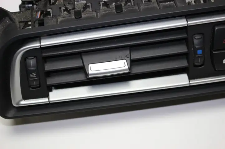 BMW 7 F01 F02 F03 F04 (2008 - 2016)  9115859 Центральный дефлектор