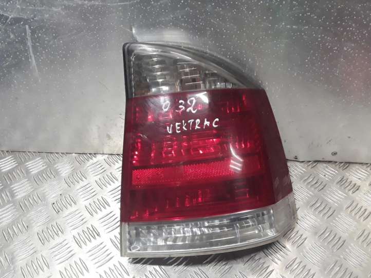 Opel Vectra (2005 - 2009)  13157647 Задний фонарь в кузове
