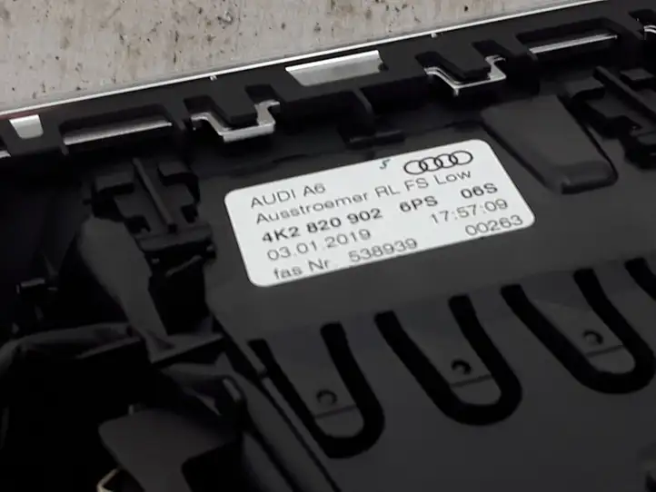 Audi A6 S6 C8 4K (2018 - ) 4K0820902 Боковой воздушный дефлектор — фото 2