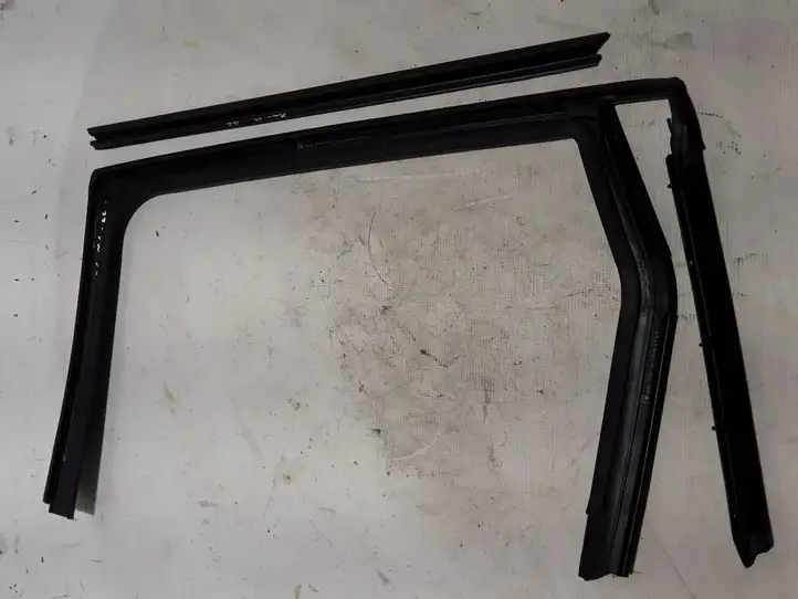 Dacia Jogger (2022 - )  823308377R Уплотнительная резина на задних дверях